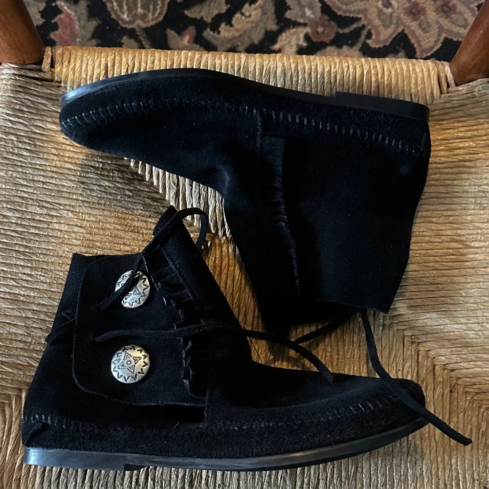 Minnetonka Black suede leather Moccasins with Decorative silver Buttons - Picture 4 of 12